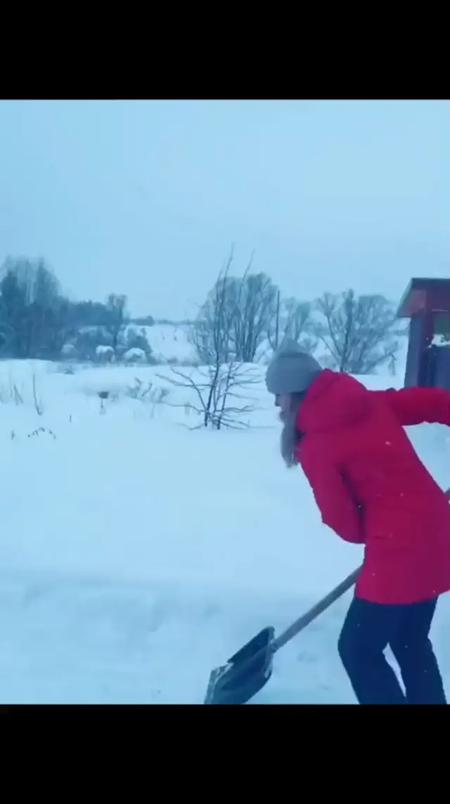 Фейл во время уборки снега под музыку