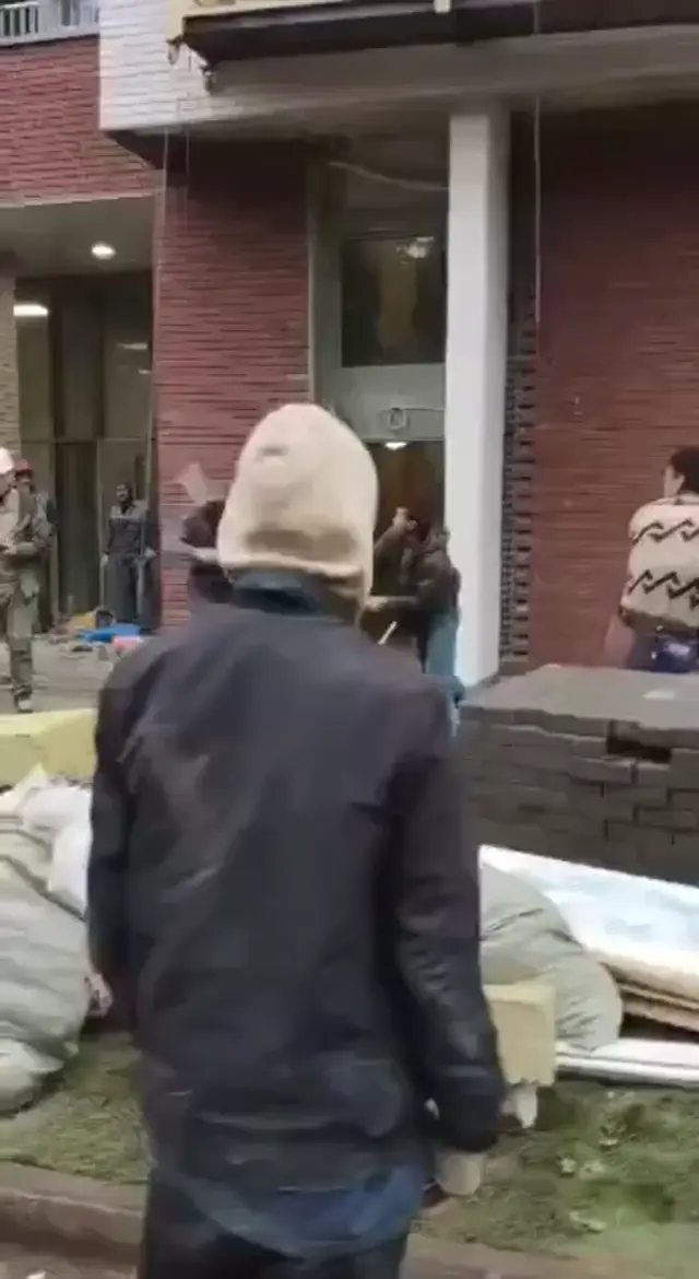 Драка строителей на лопатах