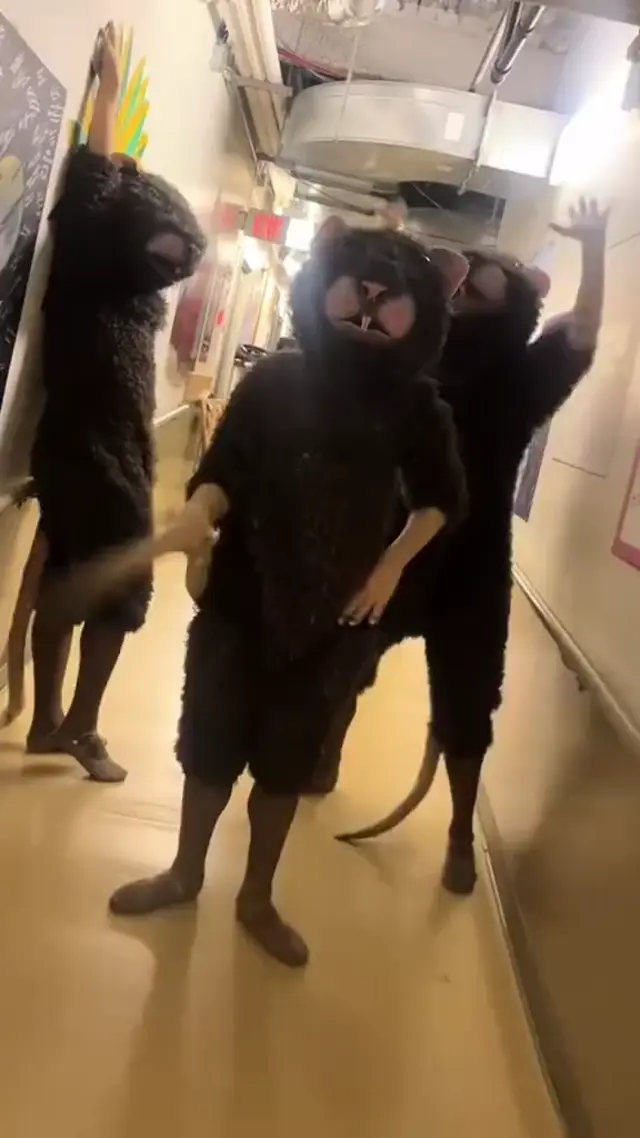 Танцующие крысы в коридоре