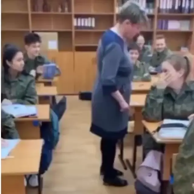Учительница забирает колонку и убегает