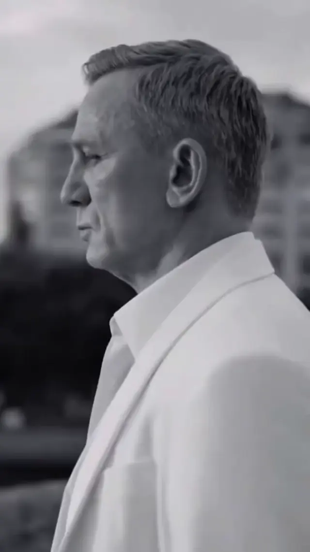 Танцующий Дэниел Крейг