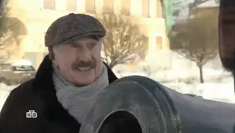 Леонид Каневский разворачивается и уходит