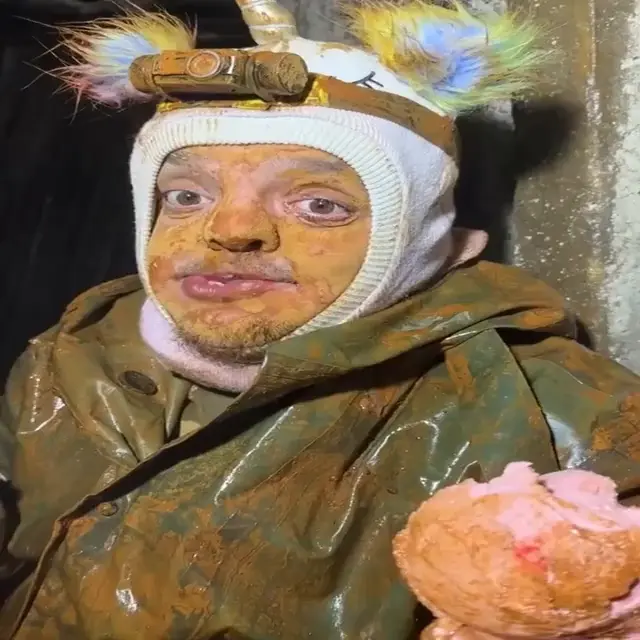 Грязный единорог ест розовый пончик