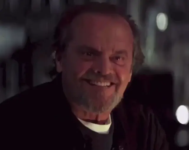 Джек Николсон кивает с улыбкой на лице