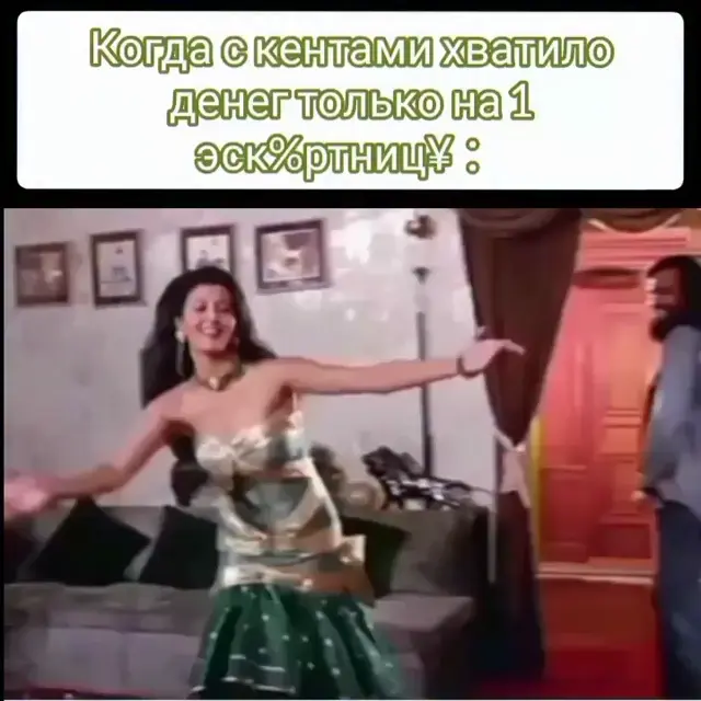 Танцовщица кружится в танце и подходит по очереди к каждому из мужчин, а бородатый парень довольно улыбается в кадр. — девушка в индийском к