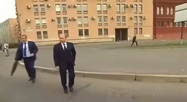 Широкий Путин идет под музыку