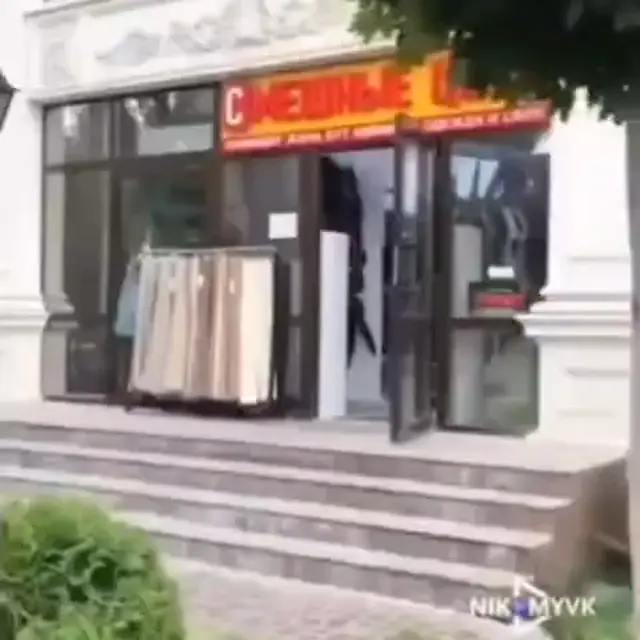 Смешные цены в магазине одежды