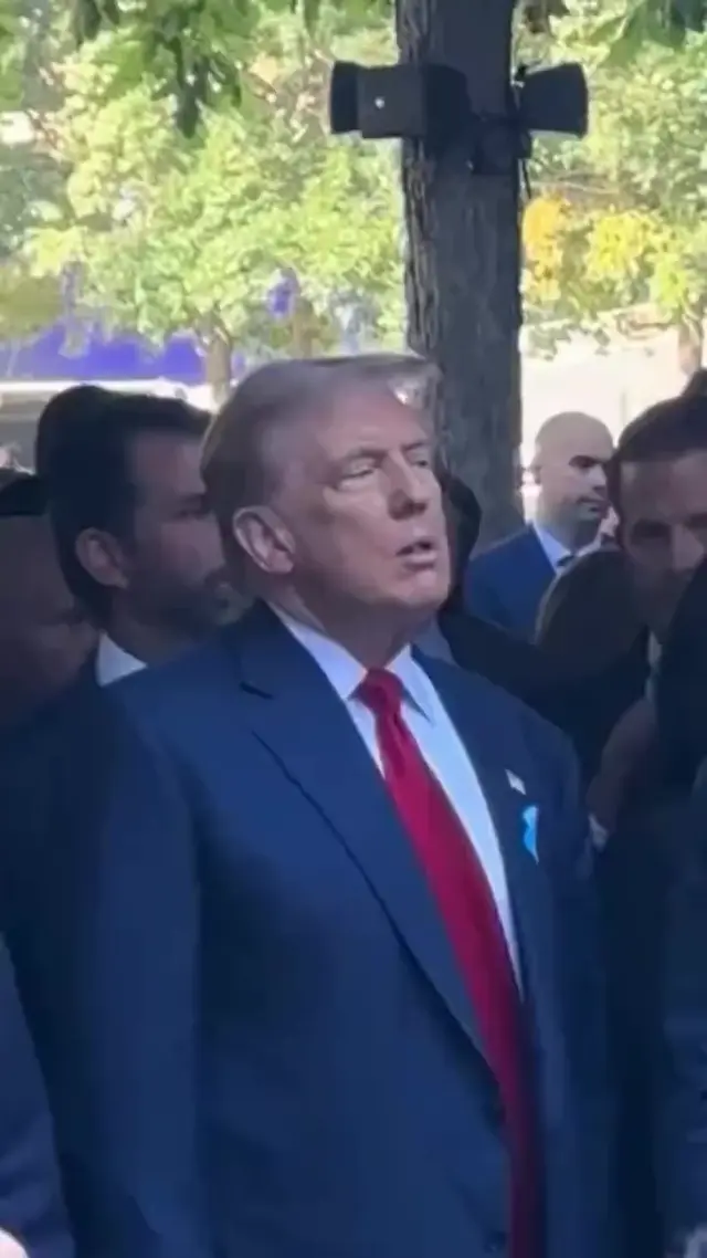 Дональд Трамп показывает пальцем и лайк