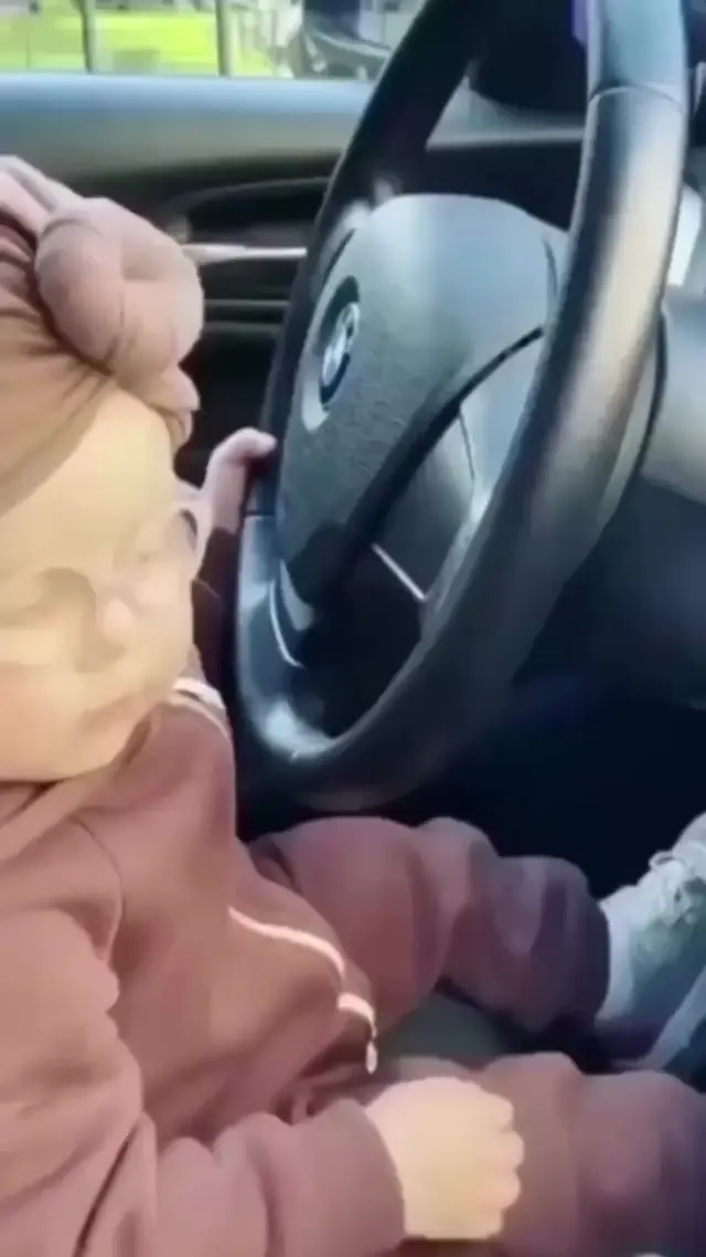 Малышка за рулем BMW
