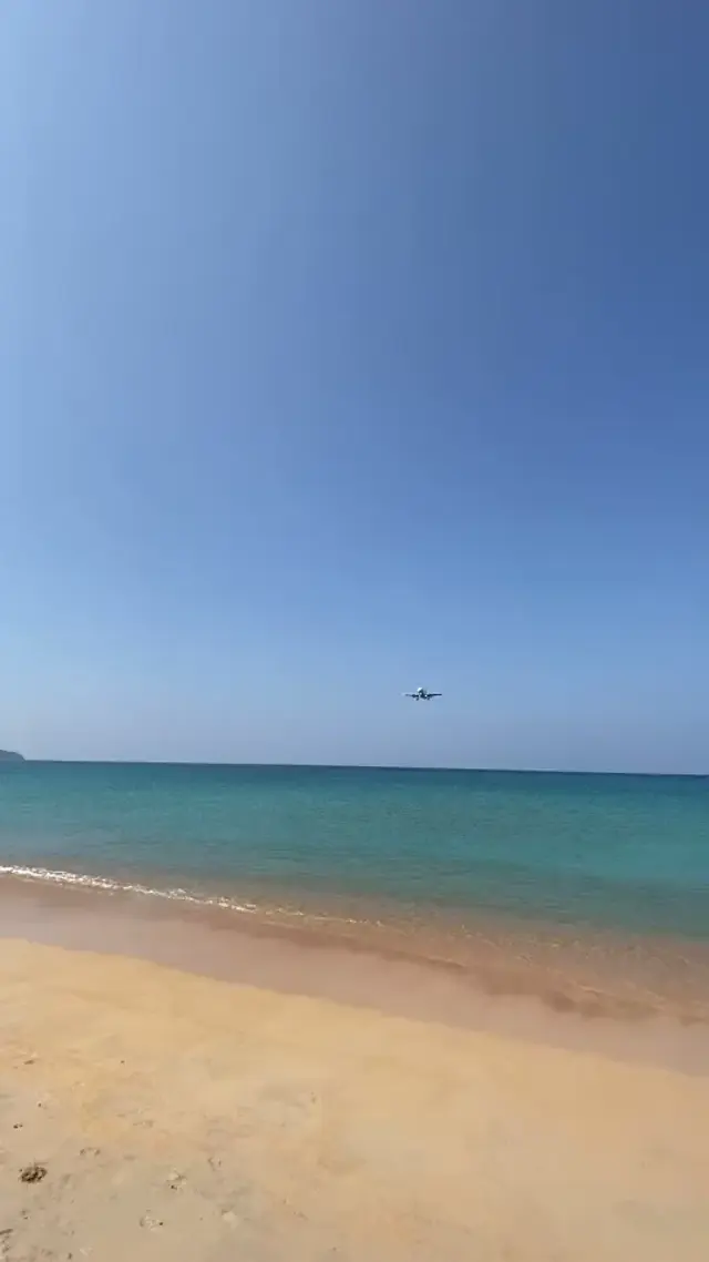 Самолет садится прямо над пляжем Май Кхао