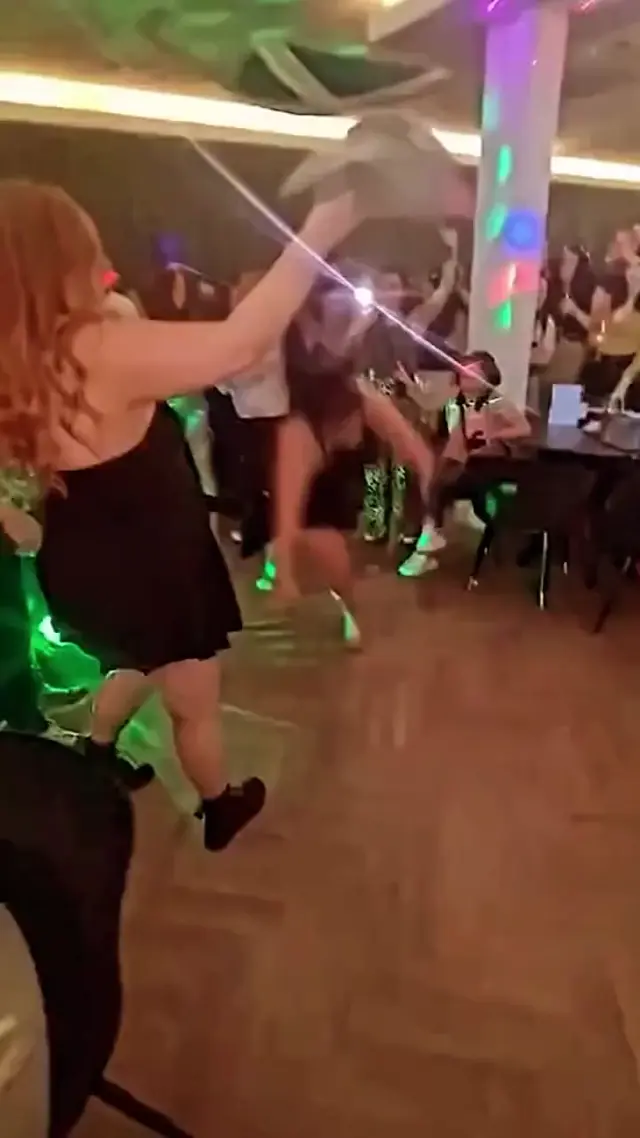 Сумасшедший танец на вечеринке