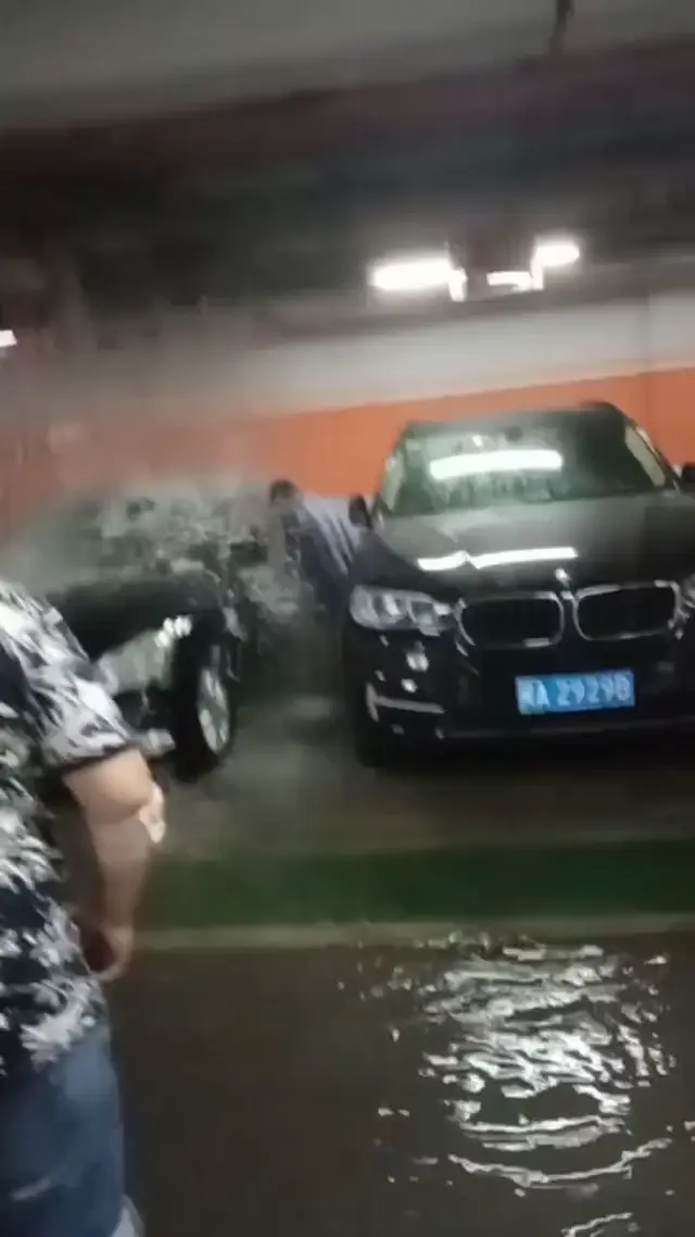 Потоп на парковке из-за открытой двери