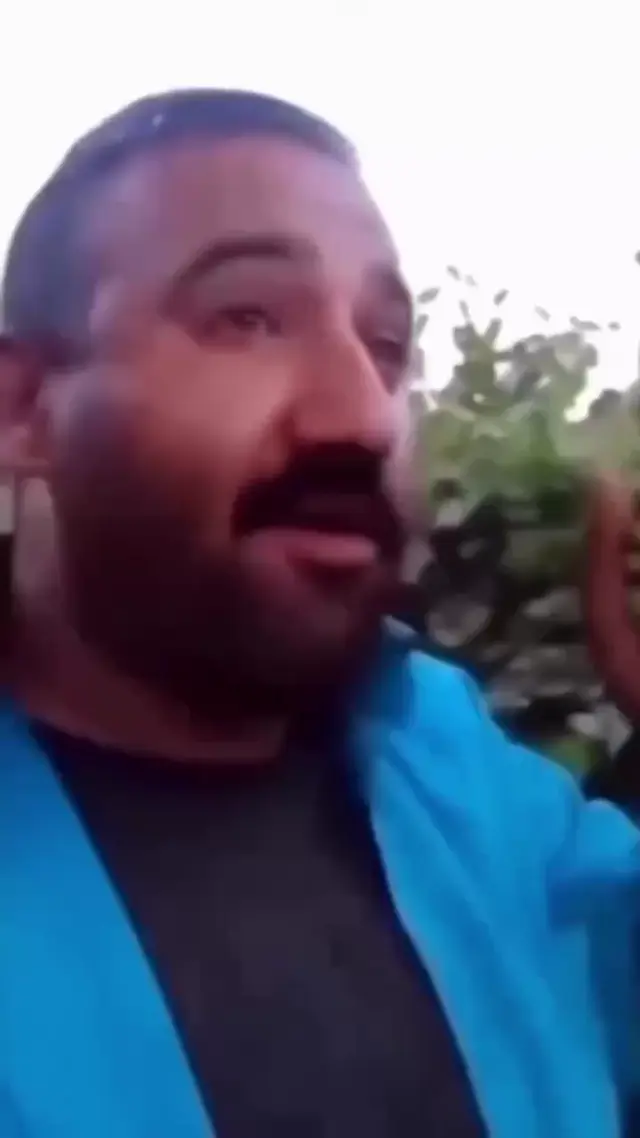 Мужчина ест виноград и удивляется