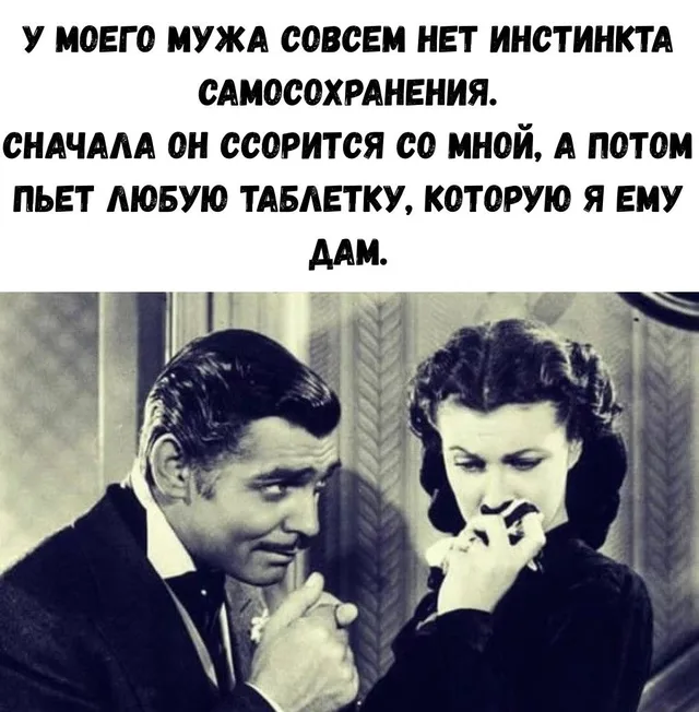 Мужчина держит руки перед собой, женщина стоит рядом, приложив руку к лицу. — мужчина в костюме, женщина в темном платье