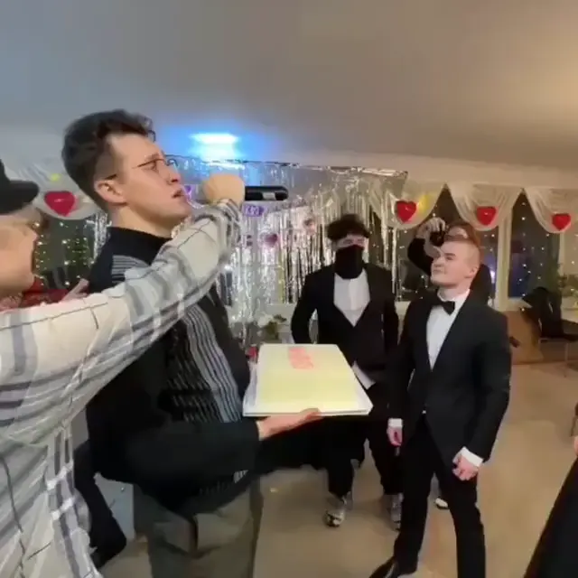 Кто больше откусит, тот и проиграл