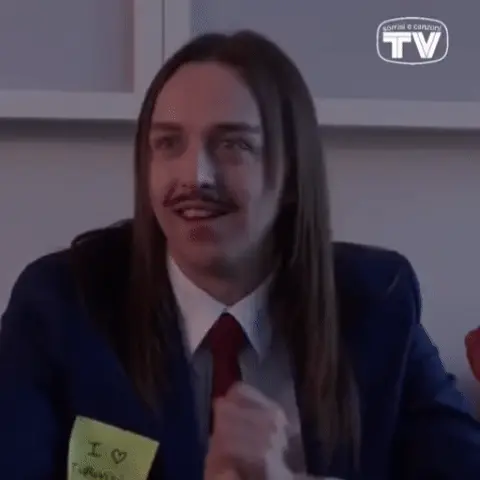 Складывает руки в молитвенном жесте, закатывает глаза и улыбается, изображая экстаз. — Томми Кэш