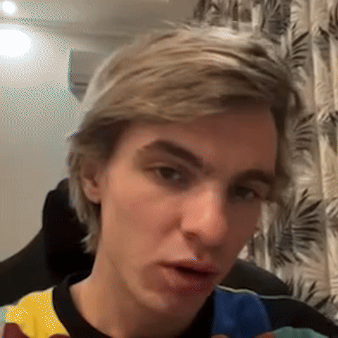 Майот демонстрирует бицепс