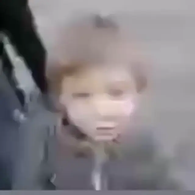Агрессивный мальчик угрожает на камеру