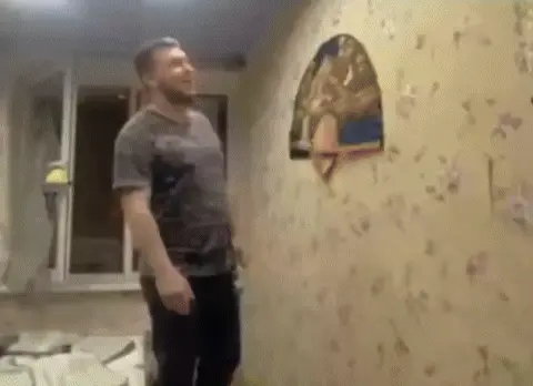Человек в футболке с собственным портретом слегка покачивается перед камерой, демонстрируя принт. — Сергей Симонов