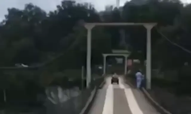 Лёша, давай! Эпичное падение с моста
