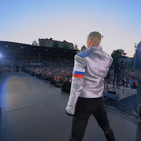 Звездный выход перед толпой