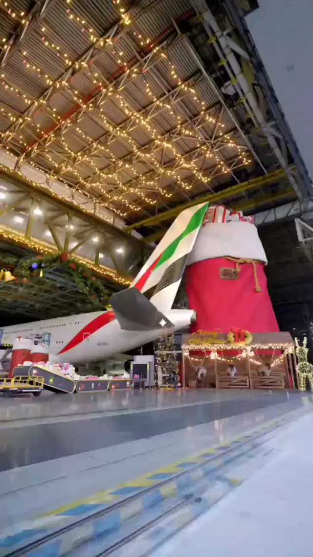 Новогодний самолет Emirates