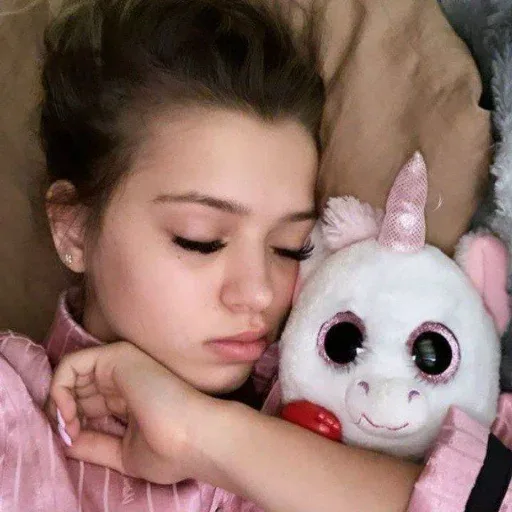 Девушка спит в обнимку с игрушкой. — девушка с длинными ресницами
