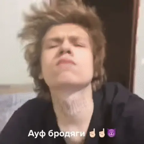 Человек ритмично поднимает указательный палец вверх, слегка покачивая головой в такт, движение зациклено. — молодой человек с татуировкой на