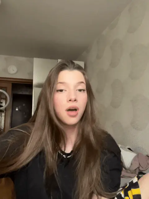 Девушка делает резкое движение головой вперед, имитируя реакцию на что-то шокирующее или неожиданное, после чего зацикливается. — Полина Гух