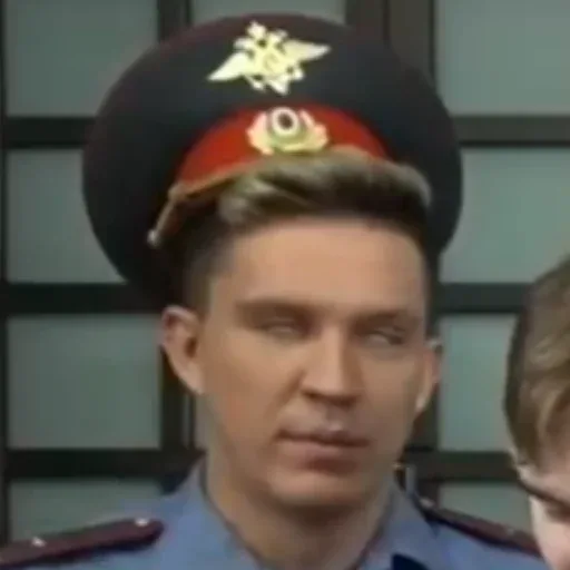 Статичный кадр, лицо крупным планом. — мужчина в полицейской форме