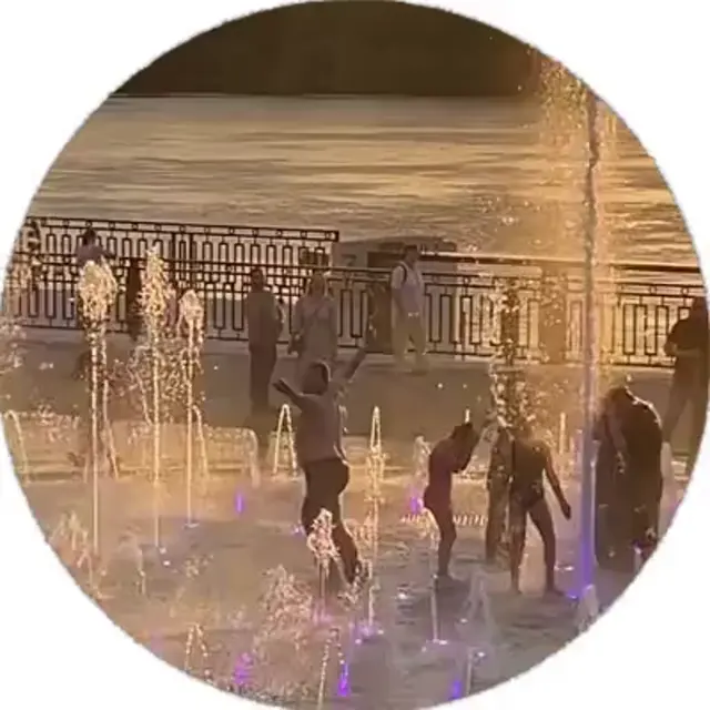 Мужчина радуется жизни в фонтане
