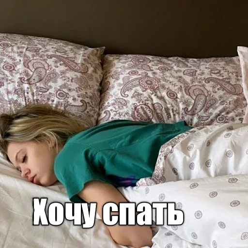 Девушка лежит неподвижно в кровати. — девушка со светлыми волосами