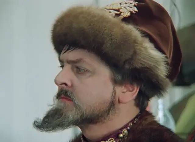 Ты пошто боярыню обидел, смерд?