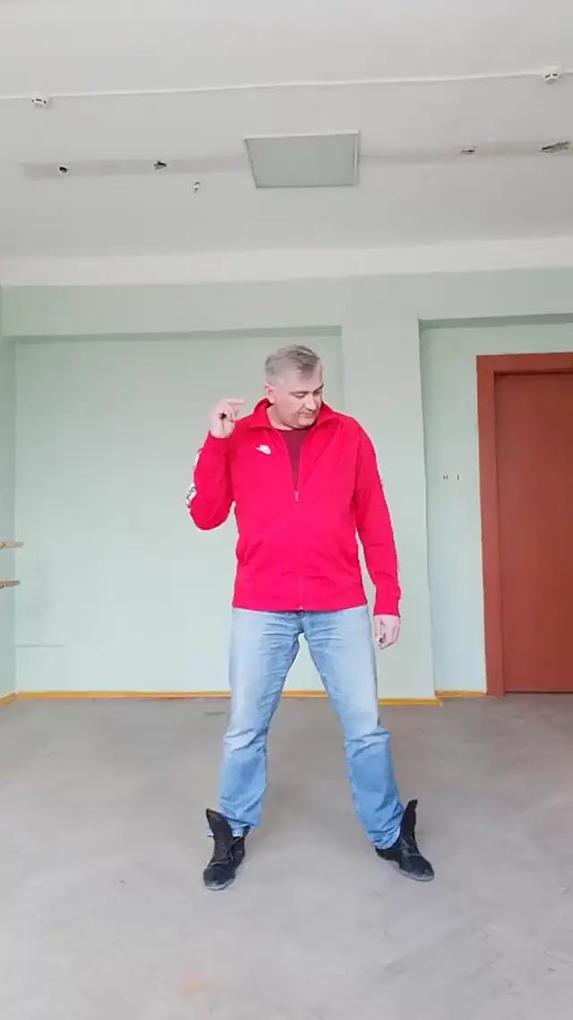 Мужчина в красной куртке танцует под Twerking like Miley