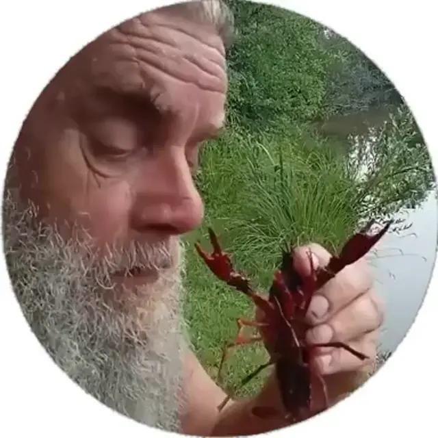 Рак схватил мужика за нос