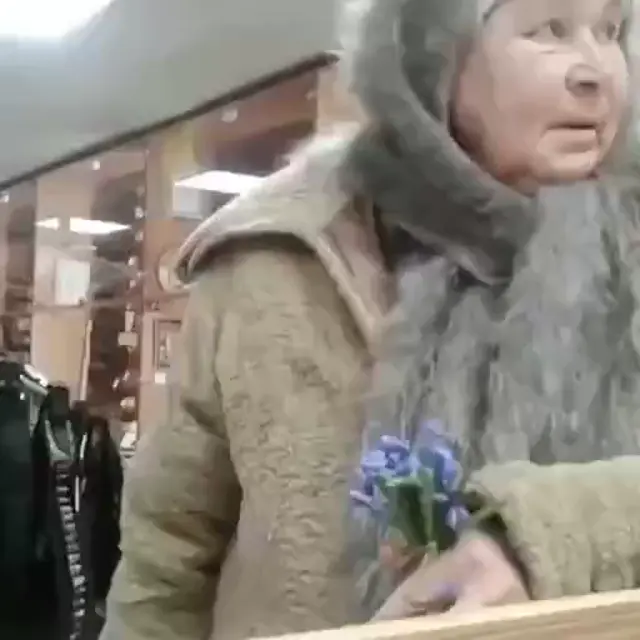 Бабушка выбирает пистолет и идет на тренировку