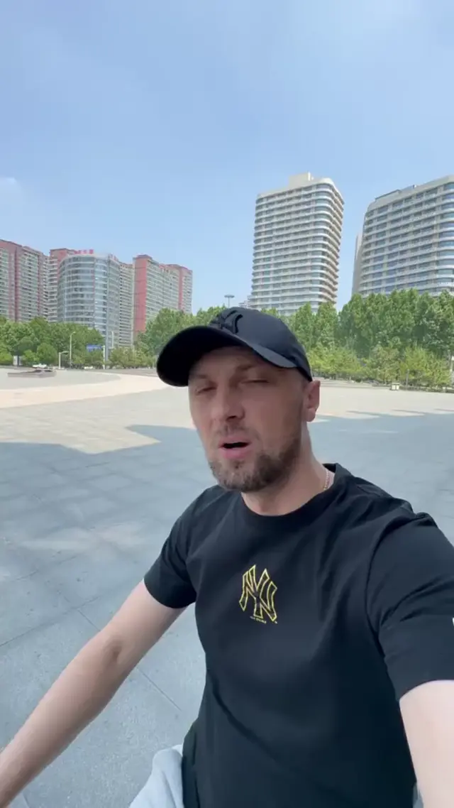 Зубарев сидит на мопеде, смотрит в камеру, слегка жестикулирует рукой на руле и говорит монолог — Александр Зубарев
