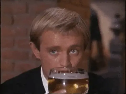 Мужчина пьет пиво и смотрит