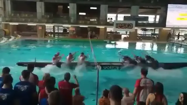 Перетягивание каната в бассейне на лодках
