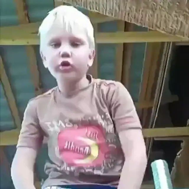 Мальчик танцует под фонк