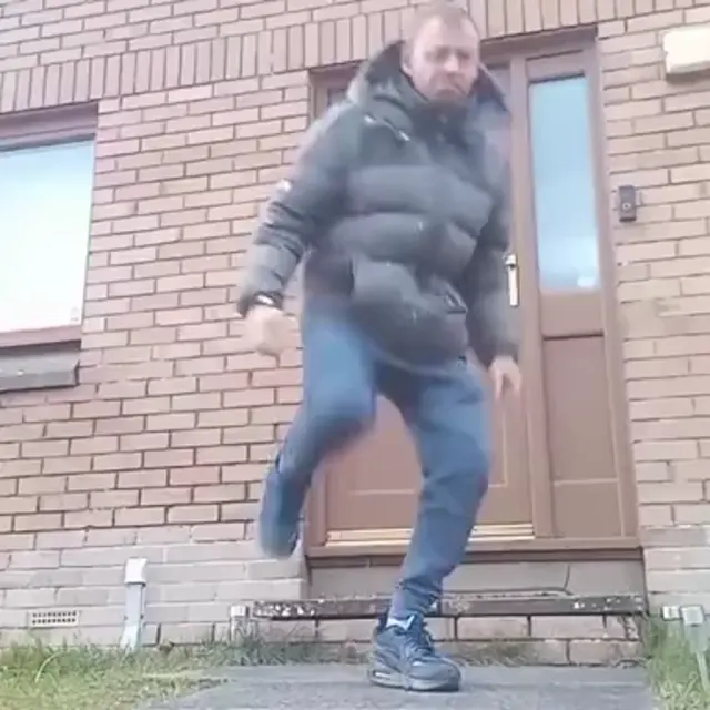 Мужчина танцует под агрессивный рэп