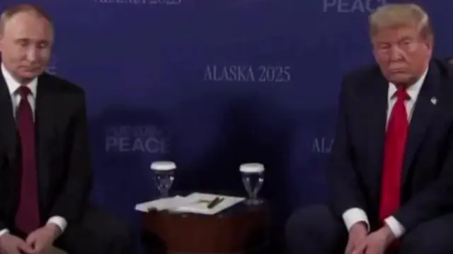 Камера поочерёдно приближает лица Трампа и Путина, пока они молча сидят под весёлую комедийную музыку — Владимир Путин, Дональд Трамп