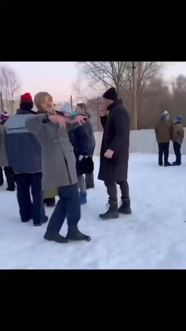 Парень флексит в пальто на снегу под Седую ночь