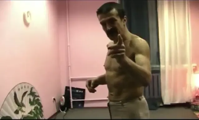 А ну-ка быстро бросай булку хлеба!