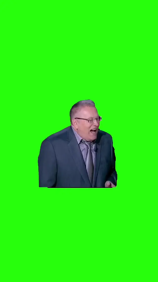 Смеющийся мужчина в костюме на хромакее