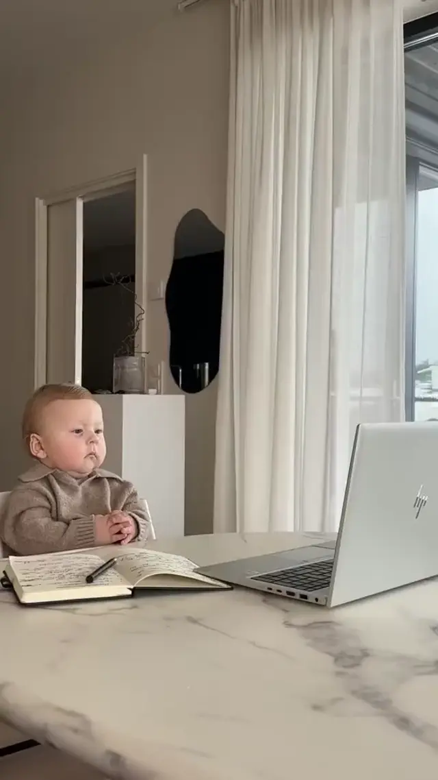 Серьезный ребенок на созвоне