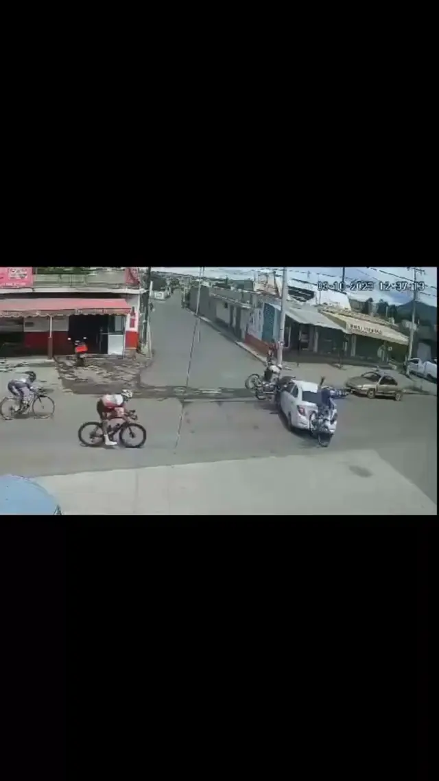 Велосипедисты врезаются в белую машину