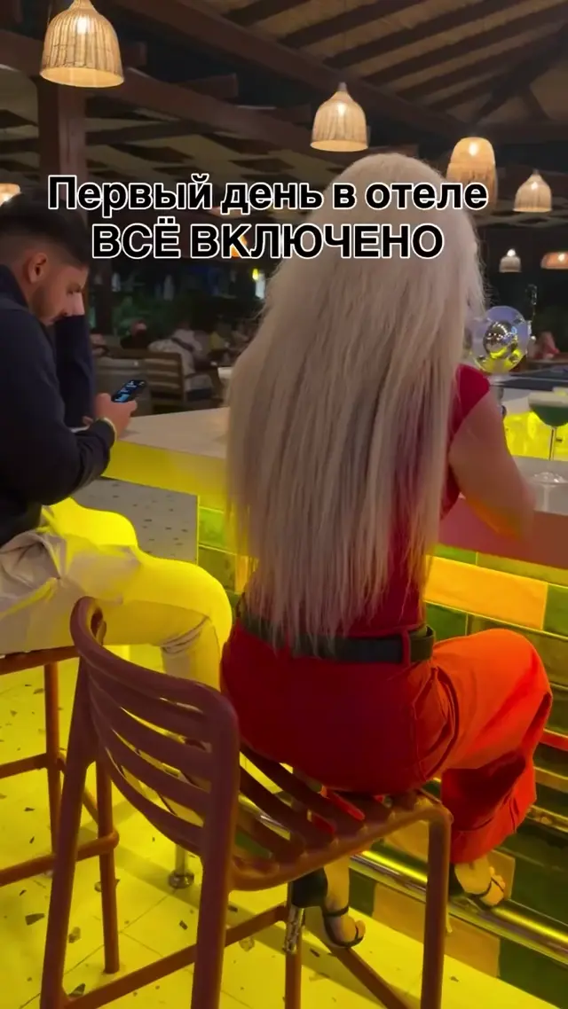 Видео склеено из двух частей: в первой женщина сидит в элегантном наряде, во второй — она же, но в более расслабленном состоянии, что подчер