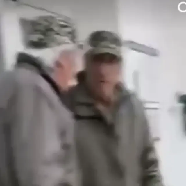 Дед спорит со своим отражением