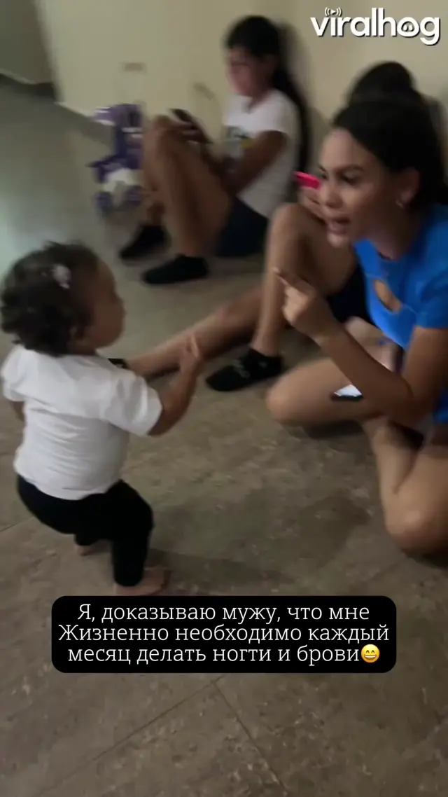 Женщина спорит и грозит пальцем, девочка в точности копирует ее движения, а в конце женщина не выдерживает, смеется и обнимает ребенка. — мо